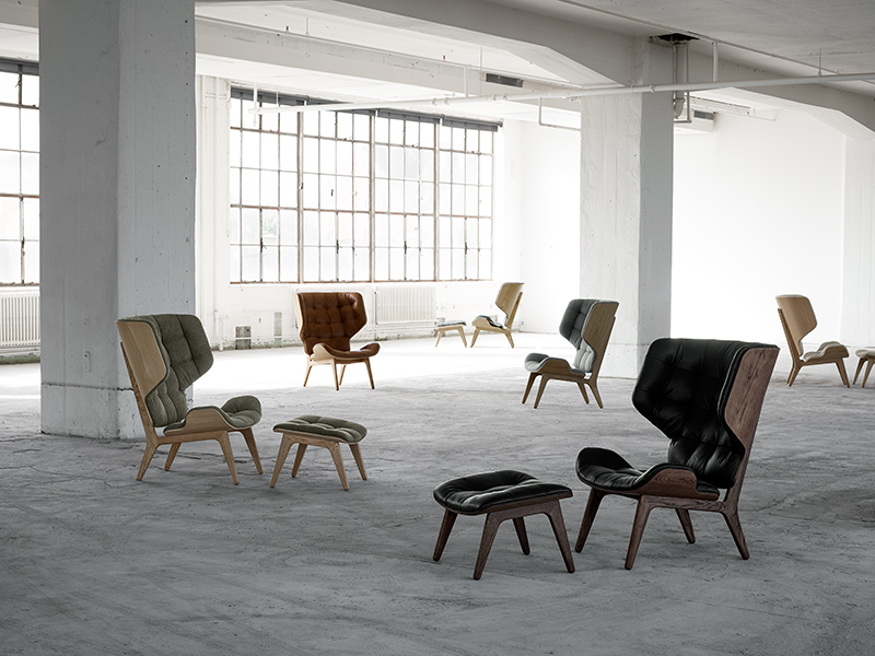 Mammoth Chair Sessel mit Camel Lederbezug und dunklem Eichenholzgestell in heller Umgebung.