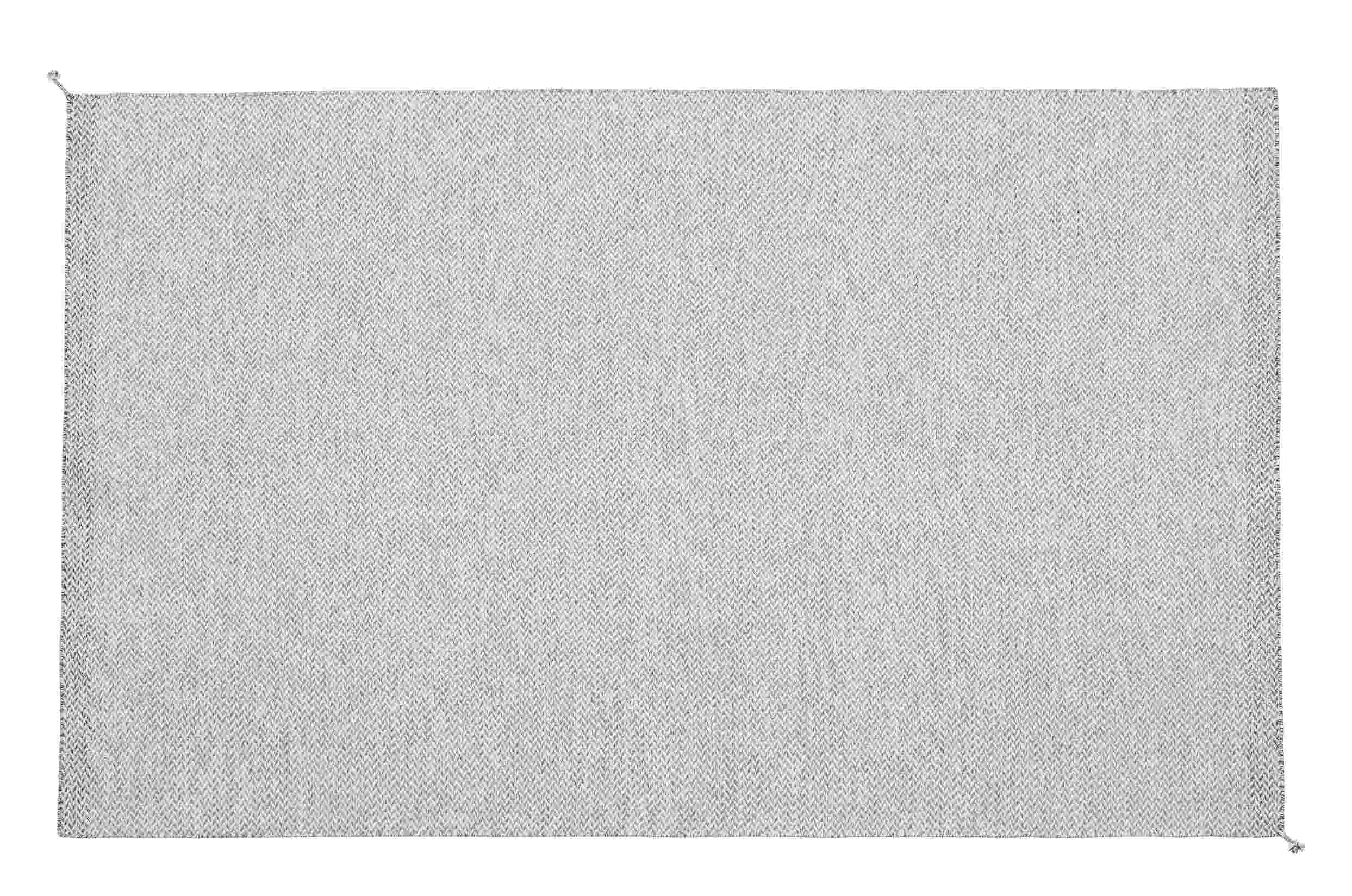 Muuto Ply Rug: Rechteckiger, hellgrauer Teppich aus recyceltem Polyester für Innen- und Außenbereiche, Detailaufnahme der Textur.