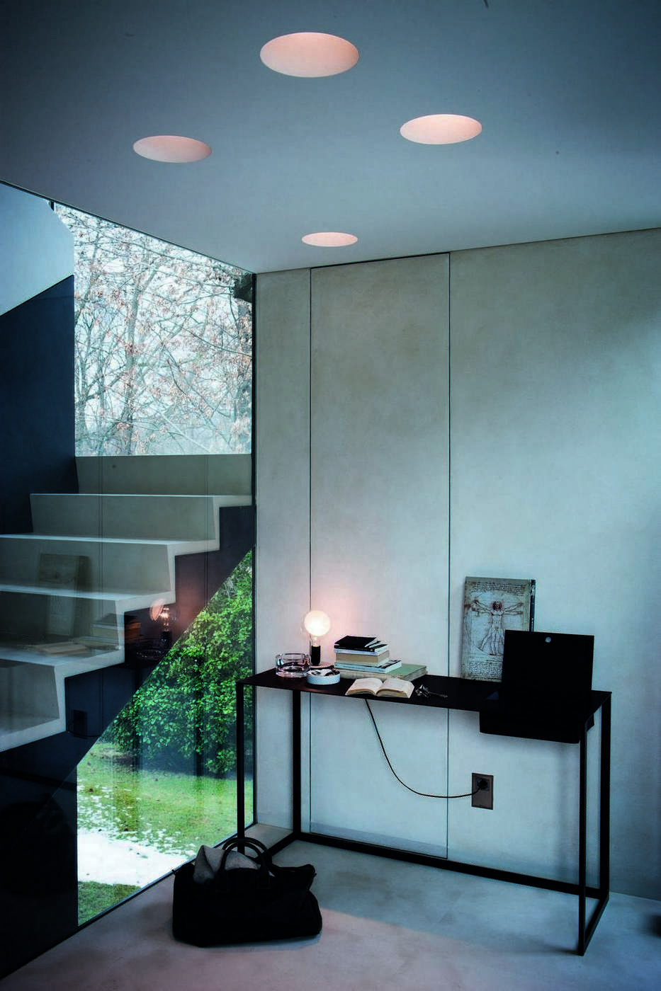 Calamo Schreibtisch von Zanotta, minimalistischer Bürotisch mit schwarzem Metallgestell und Ablagefläche.
