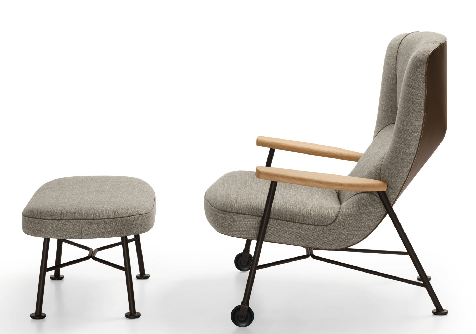 Walter Knoll Shinzo Lounge Chair Sessel mit Hocker, grauem Stoffbezug und Holzarmlehnen auf weißem Hintergrund.