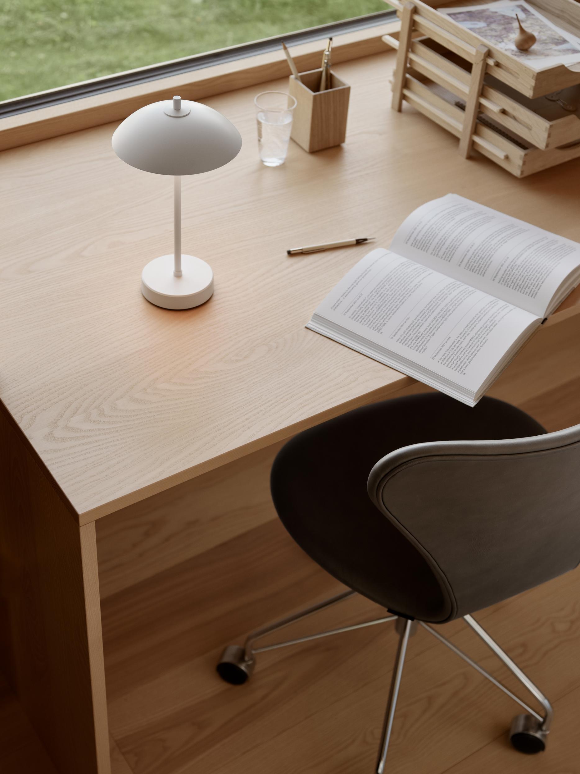 Clam Portable tafellamp, oplaadbare lamp van Fritz Hansen