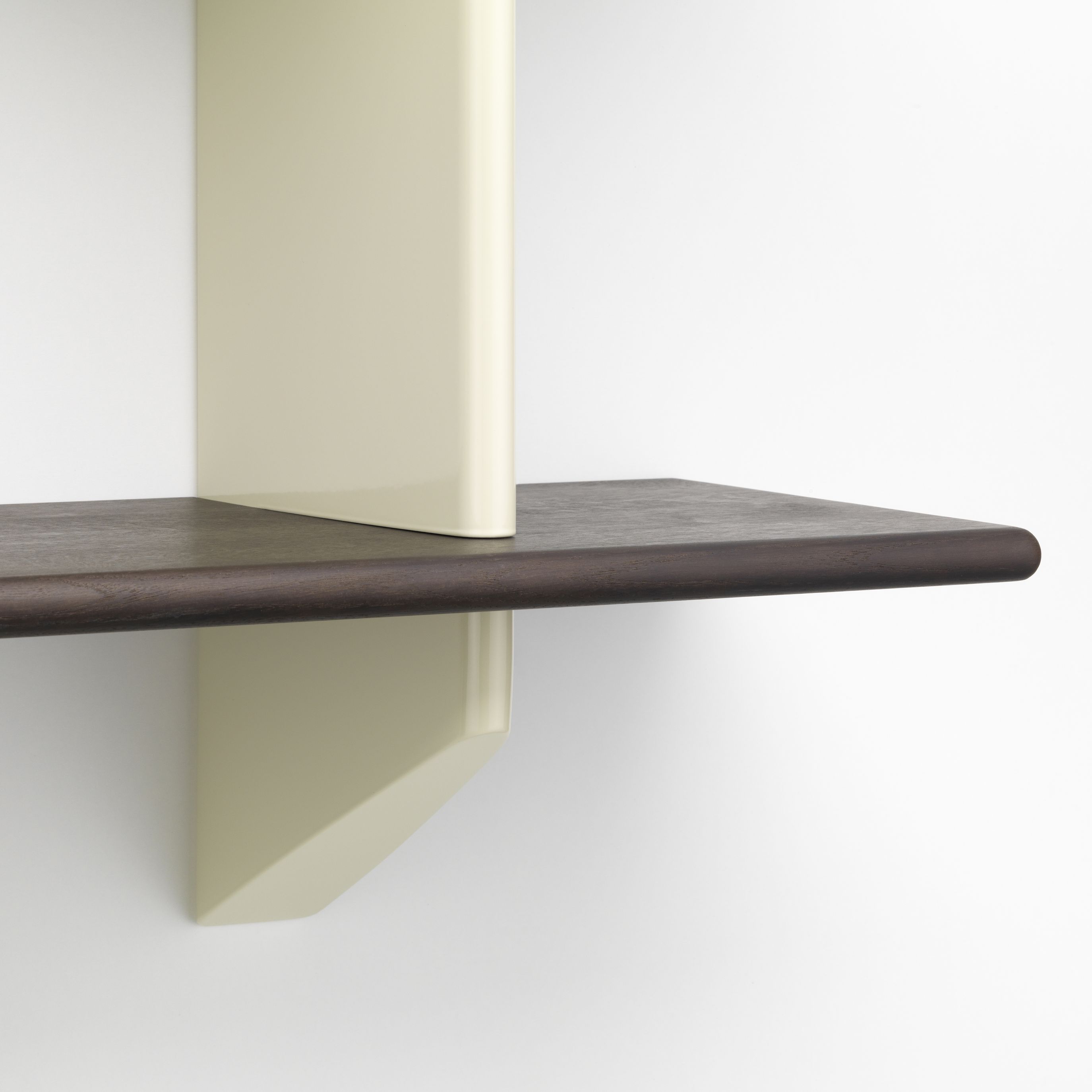 Detailaufnahme des Vitra Rayonnage Mural Wandregals mit Holzablage und cremefarbener Halterung.