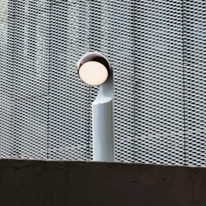Mono Portable Reading Lamp: Moderne Akkuleuchte / Tischleuchte in Rost und Weiß.
