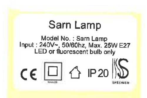 Detailaufnahme des Typenschilds der Sarn Lamp Pendelleuchte mit technischen Daten und Zertifizierungen.