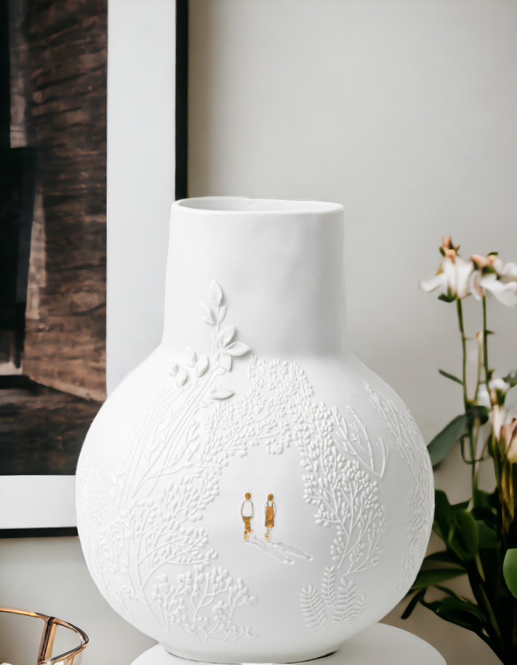 Weiße BG dankbar Vase "Parkspaziergang Räder" mit geprägtem Parkmotiv und zwei goldenen Figuren.