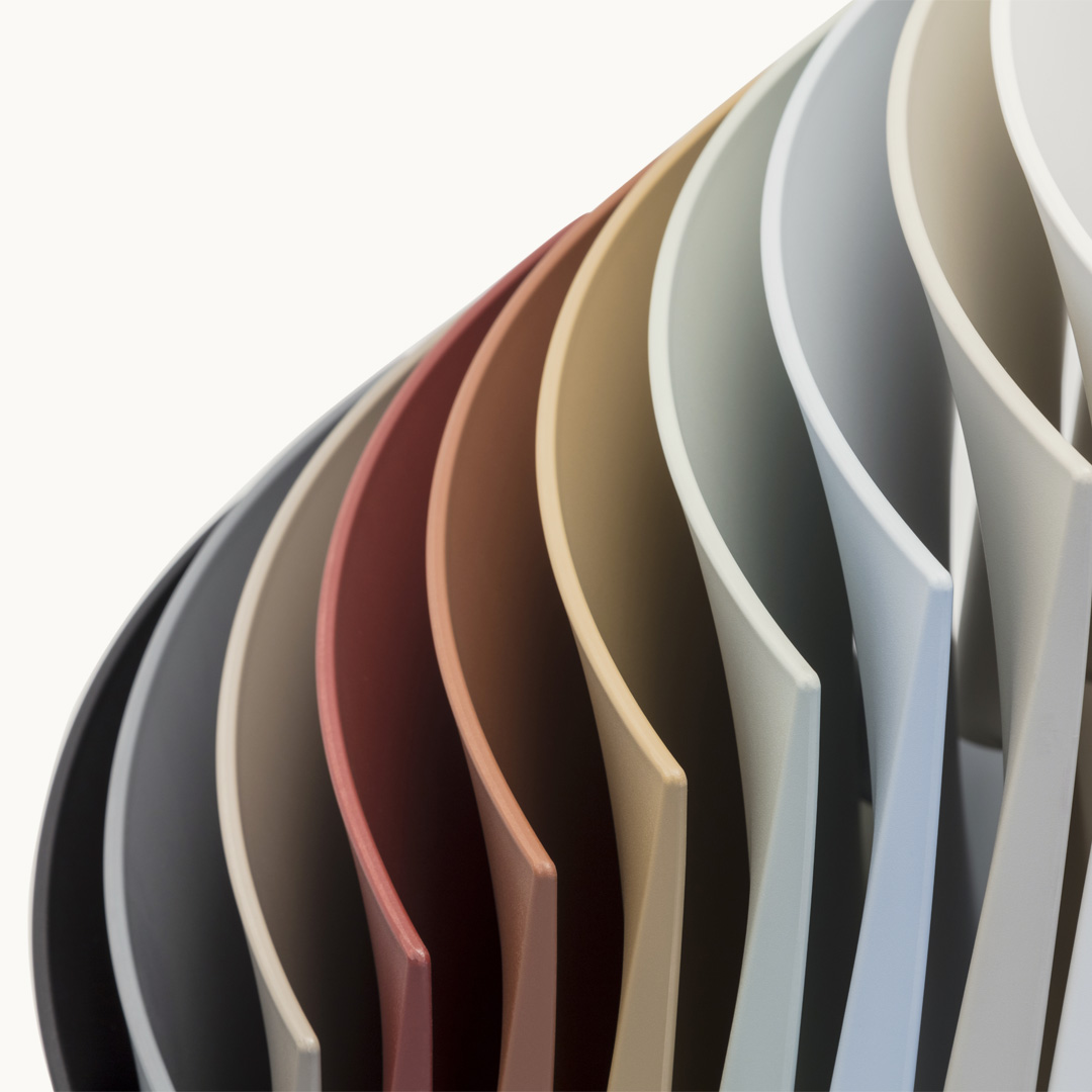 Detailaufnahme von gestapelten Sail SI1245 Stühlen von Andreu World in verschiedenen Farben, ideal für modernes Design.