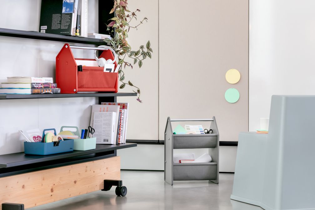 Vitra Aufbewahrungsboxen: Rote Toolbox, blaue und mintfarbene Drop Box Organizer auf Regal. Graue Aufbewahrungskiste.