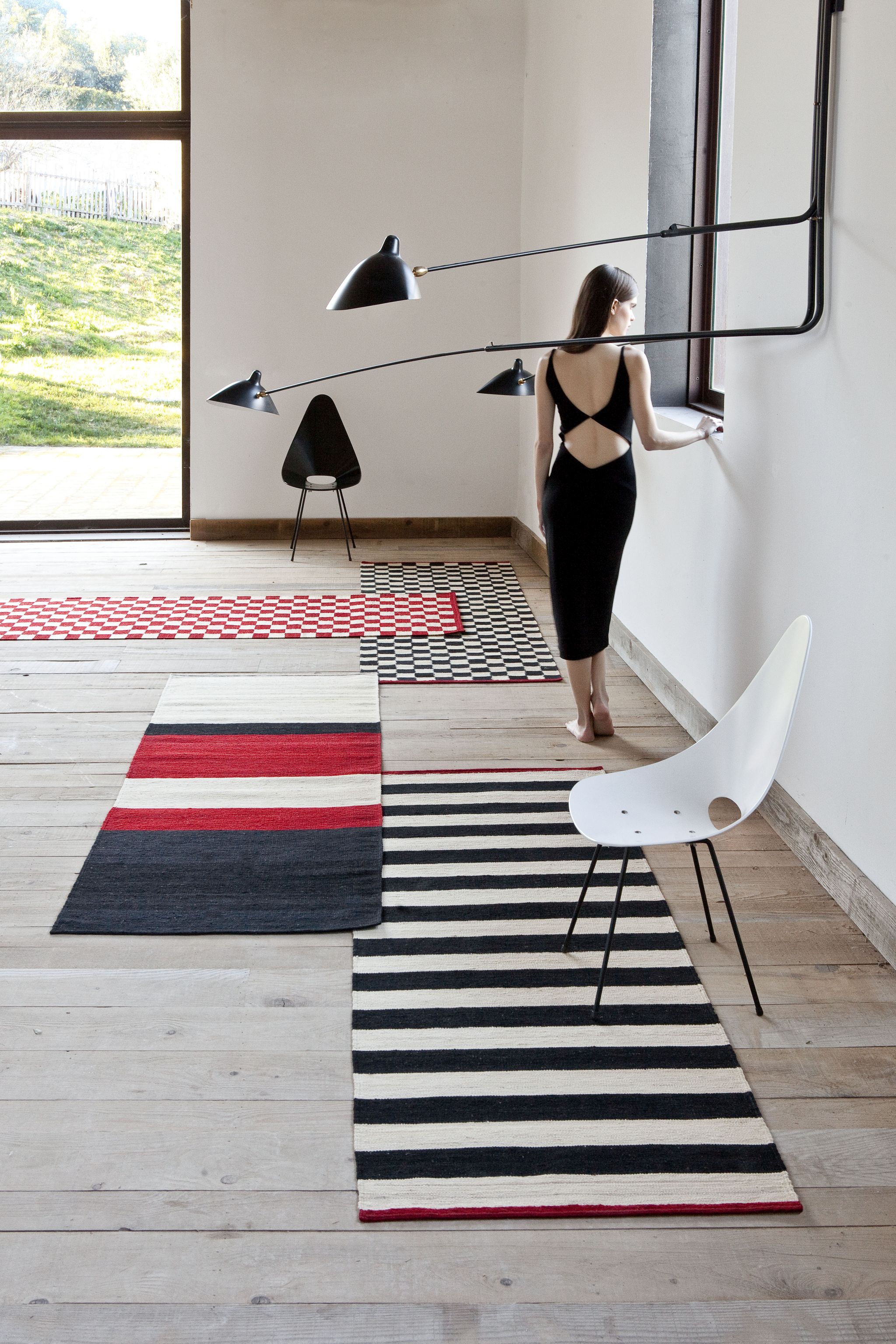 Nanimarquina Mélange Stripes Teppich-Läufer in gestreiftem Design auf Holzboden. Hochwertiger Wollteppich für Wohnräume.