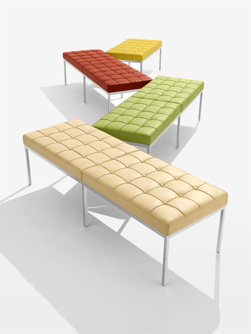 Florence Bank von Knoll International in verschiedenen Farben, gepolstert mit gestepptem Leder.