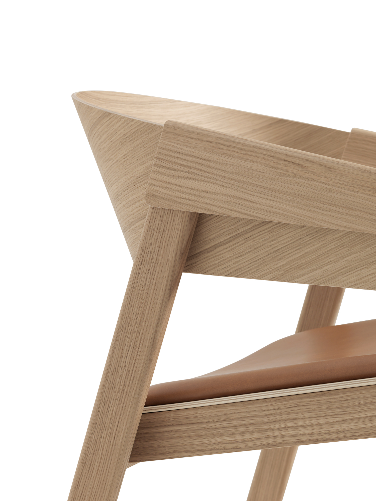 Detailaufnahme des Muuto Cover Lounge Chair Stuhls: Helles Holzgestell und Ledersitzfläche, modernes Möbeldesign.