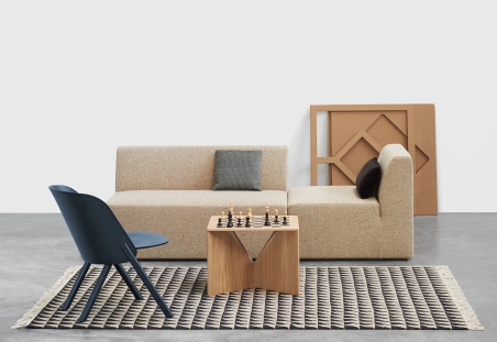 SF06 Kerman Modulsofa von e15 in Beige mit Schachbrett, Stuhl und Teppich.