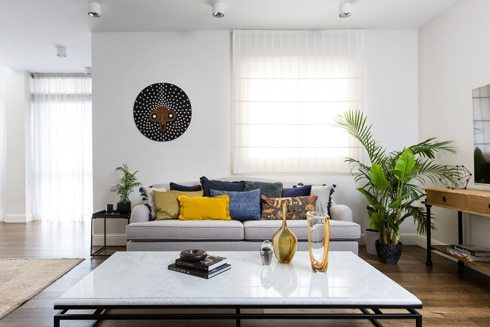 Afrikanische Maske als Wanddeko im Wohnzimmer. Moderne Wandkunst, Umasqu Einzelstück, dekoratives Wohnaccessoire.