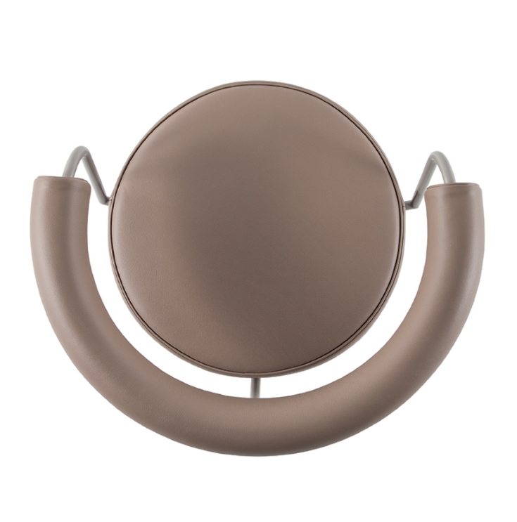Draufsicht: Cassina 7 Fauteuil Tournant Drehsessel in Taupe mit runder Sitzfläche und Armlehnen.