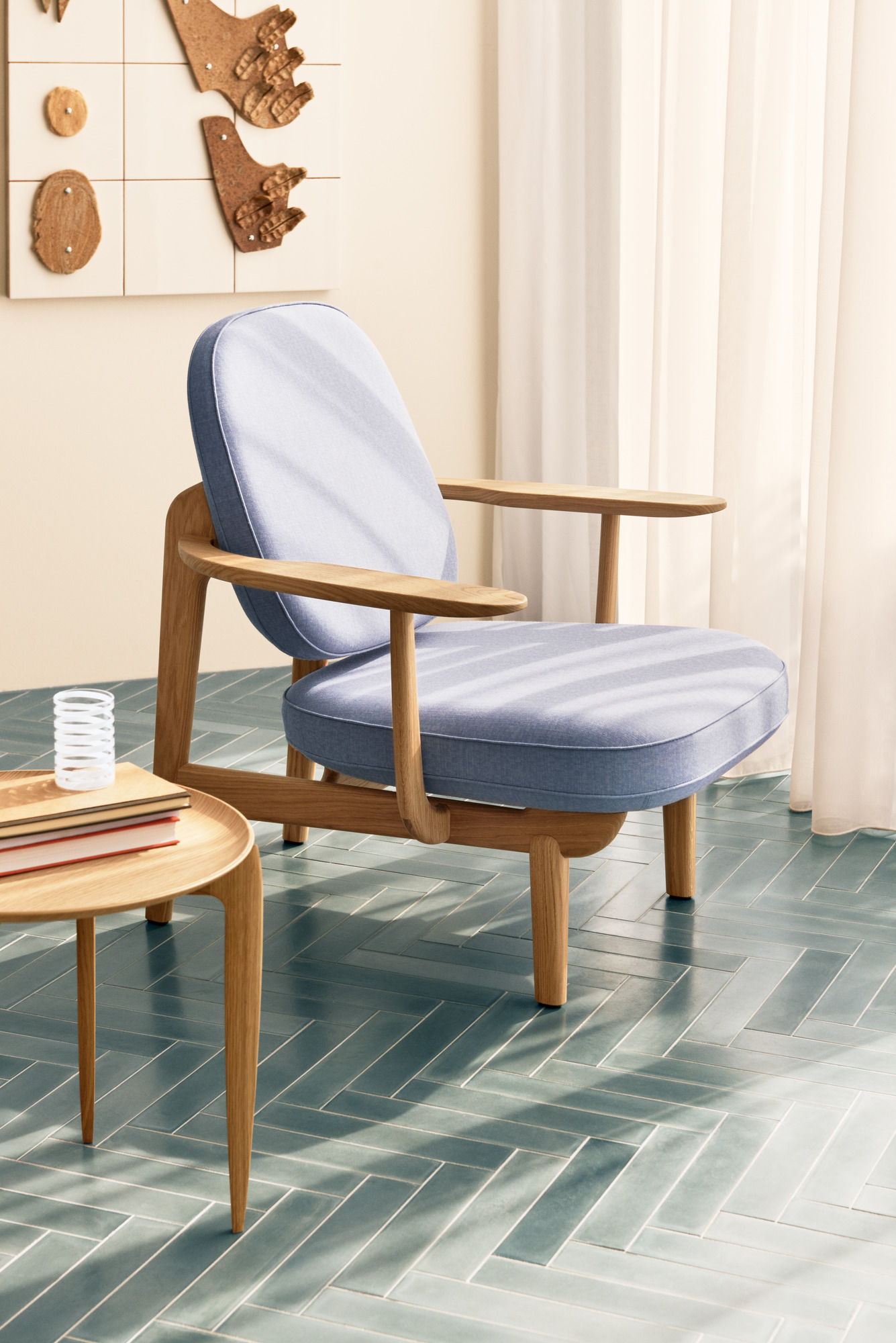 Fred Loungesessel von Fritz Hansen mit hellblauem Stoffbezug und Gestell aus dunkel gebeizter Eiche.