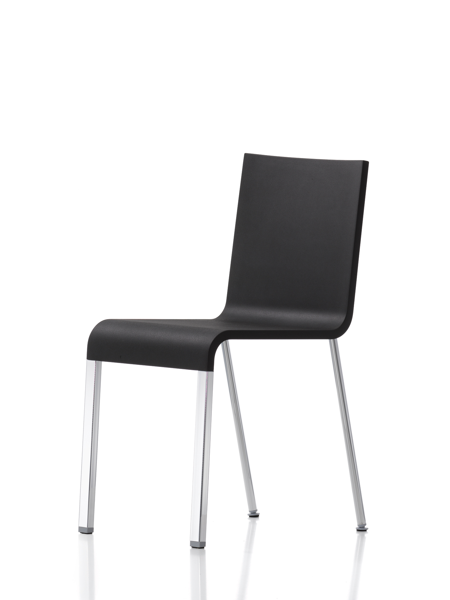 Schwarzer .03 Stuhl von Vitra mit minimalistischem Design und silbernen Metallbeinen für Büro und Wohnraum.