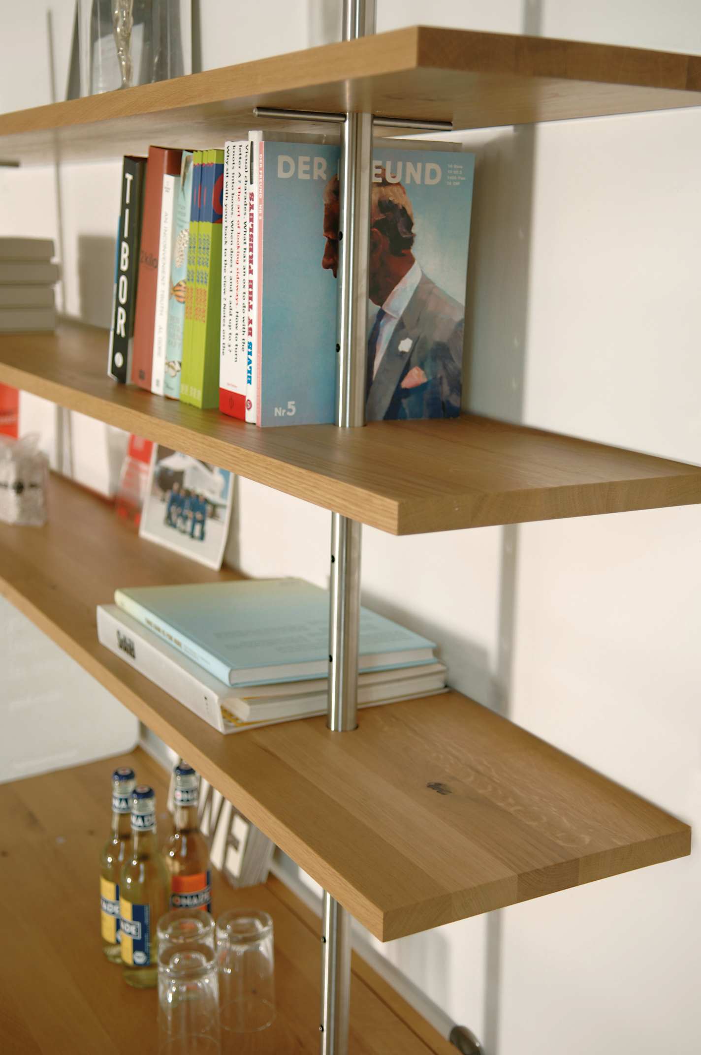 Detailaufnahme: Eiermann Regal mit Eichenholz-Böden und Bücher. Modernes Regal für Wohnzimmer und Büro.