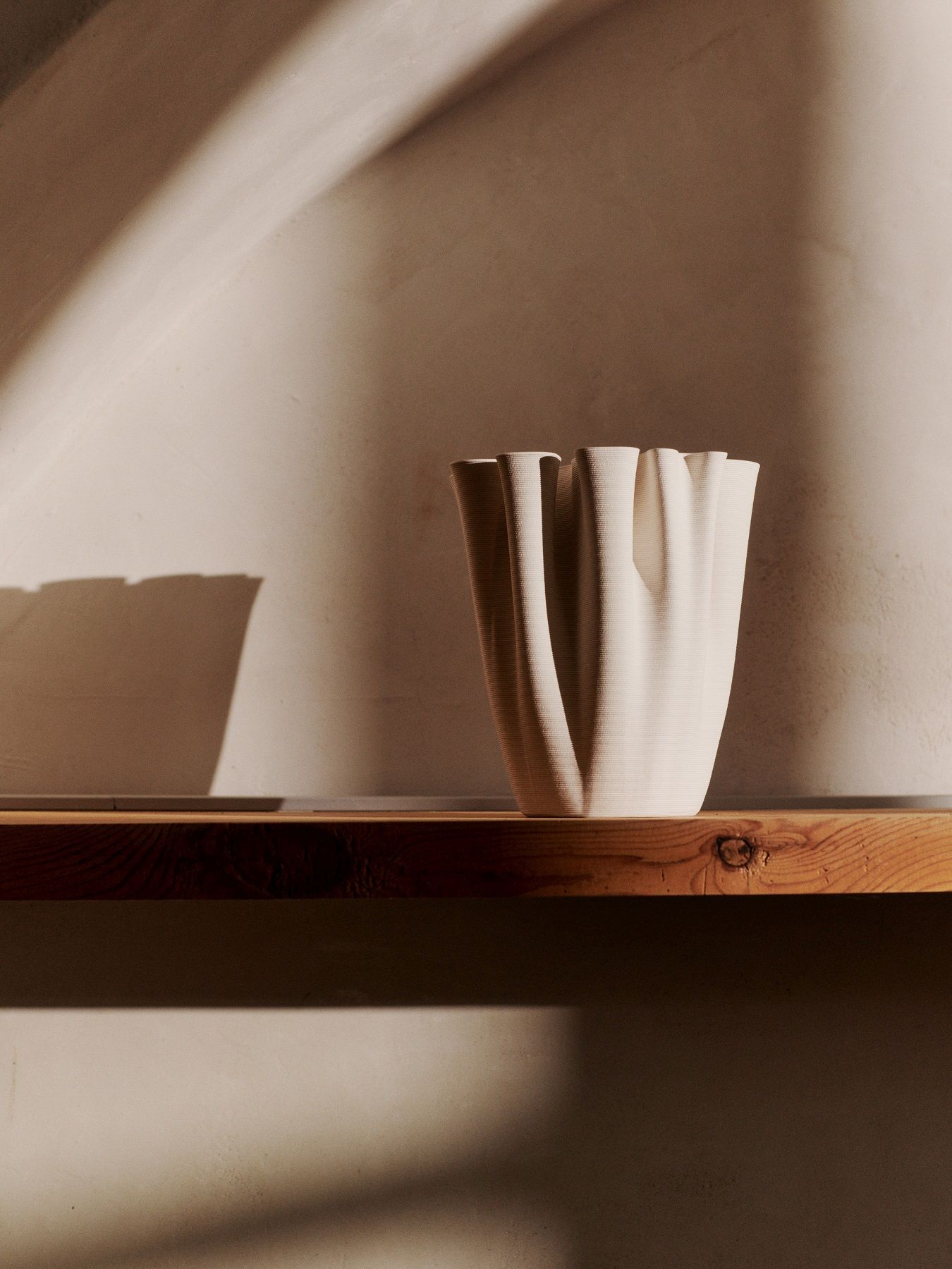Off-white Dedali Vase von Ferm Living auf einem Holzregal, dekorative Keramik Blumenvase.