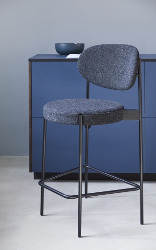 Verpan Series 430 Barhocker, 65 cm hoch, mit grauem Stoffbezug und schwarzem Metallgestell.