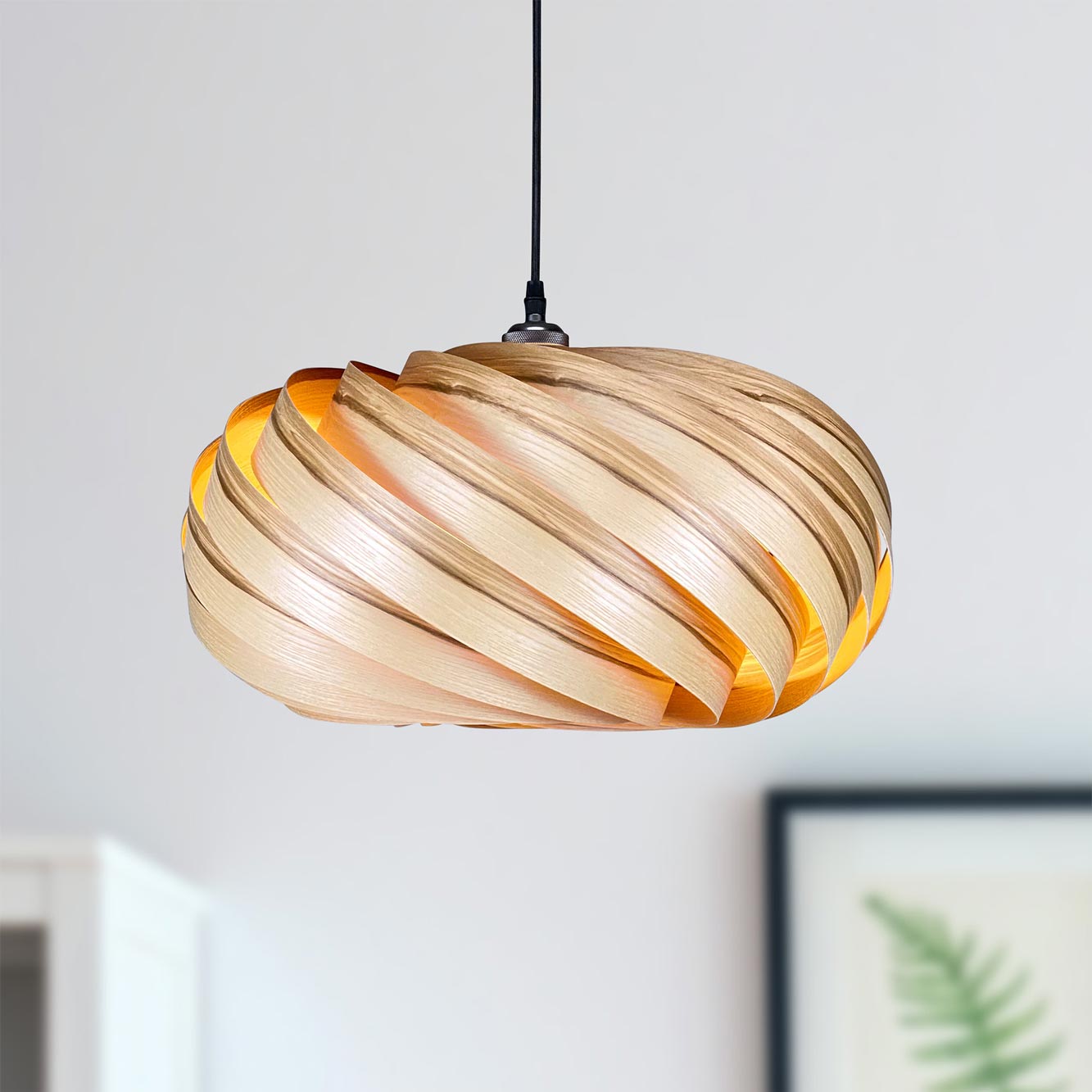 Quiescenta Hängeleuchte aus Olivesche, Ø45 cm. Moderne Holzlampe mit warmem Lichtschein.