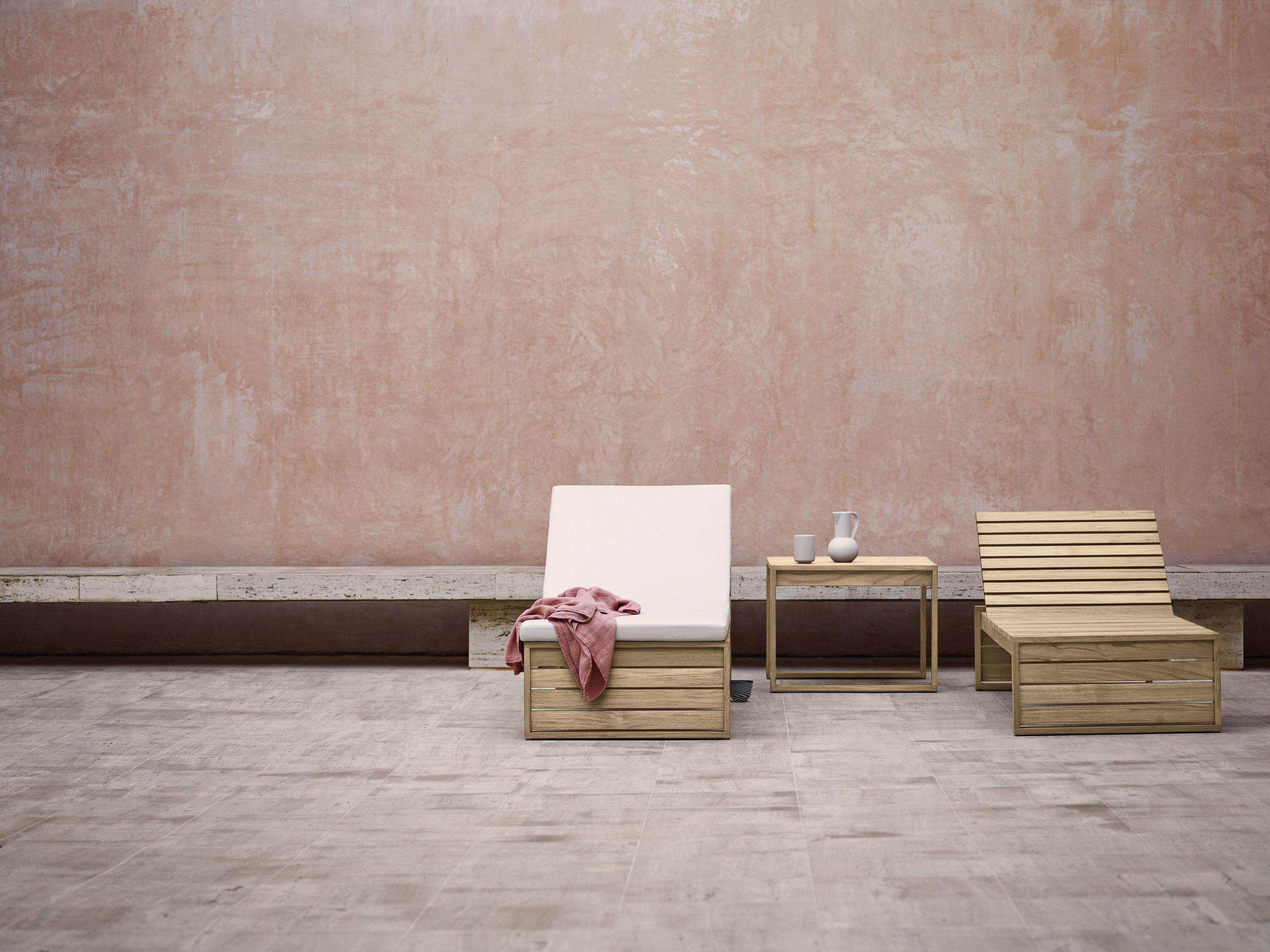 Bodil Kjaer Beistelltisch von Carl Hansen & Søn im Außenbereich mit Liege und Stuhl.