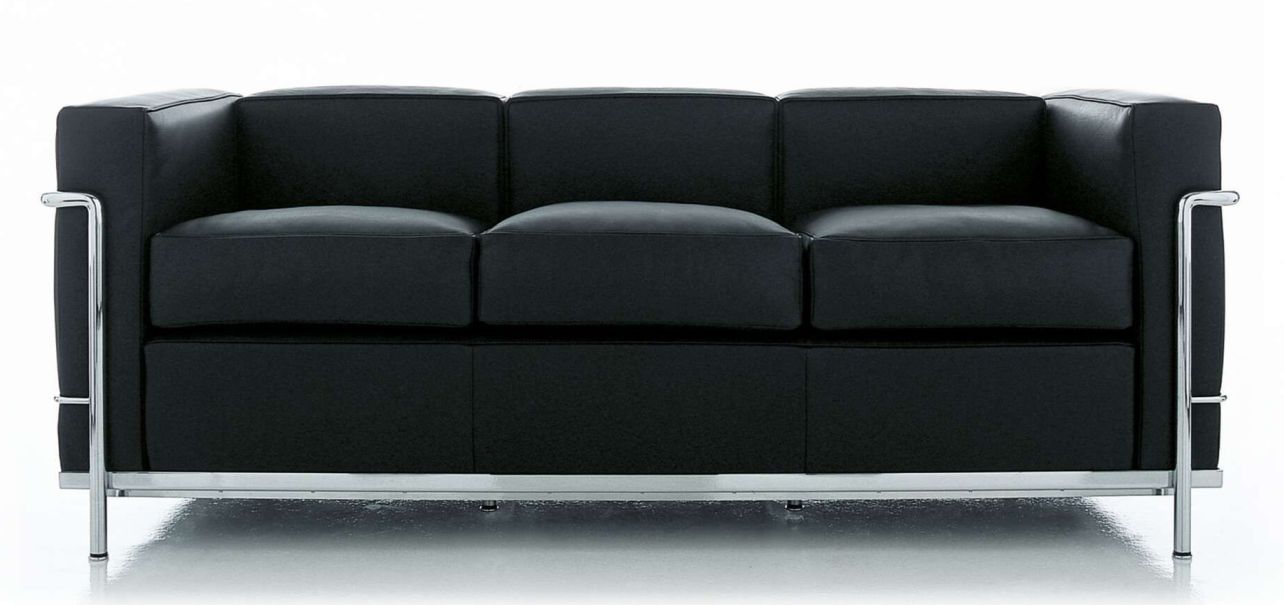 Schwarzes Cassina Sofa "Grand Confort" Zweisitzer mit verchromtem Stahlrohrgestell, modernes Design für Wohnzimmer und Büro.