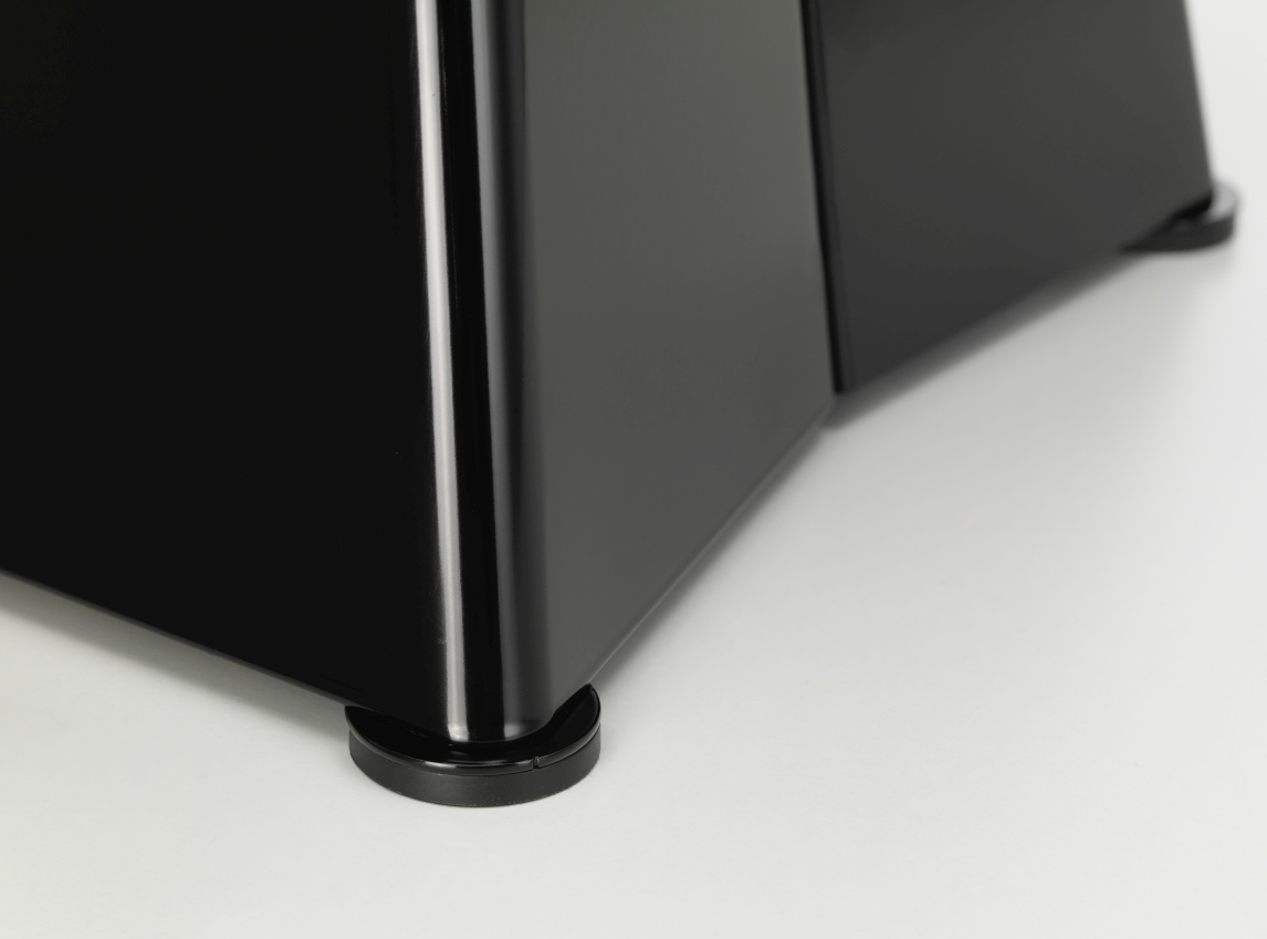Detailaufnahme des schwarzen Vitra Tabouret Métallique Hockers, der auf einem weißen Untergrund steht.