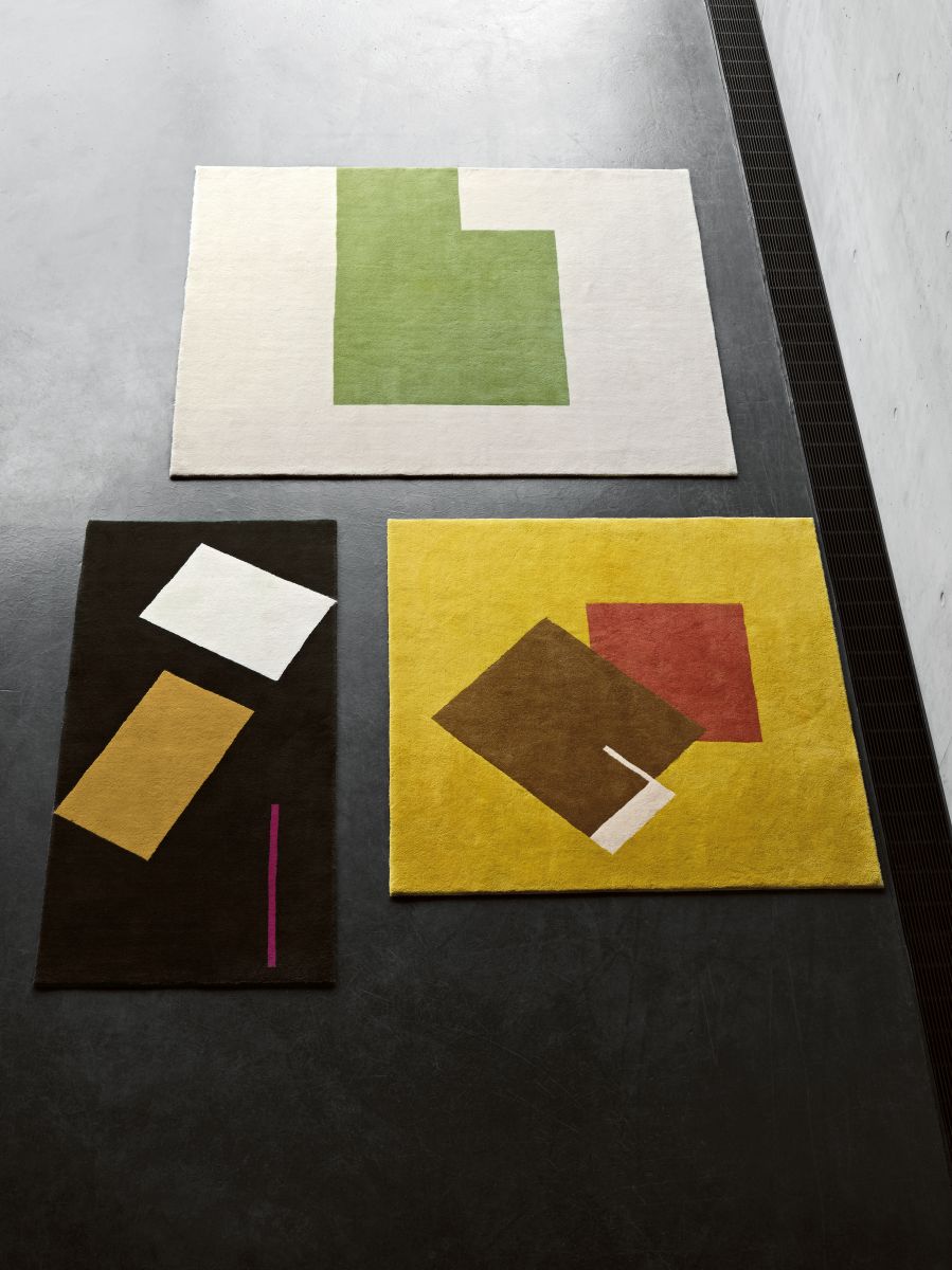 Castellar Teppich von ClassiCon, 300x250cm, mit geometrischen Mustern in Grün, Gelb und Braun. Designteppich für modernes Wohnen.