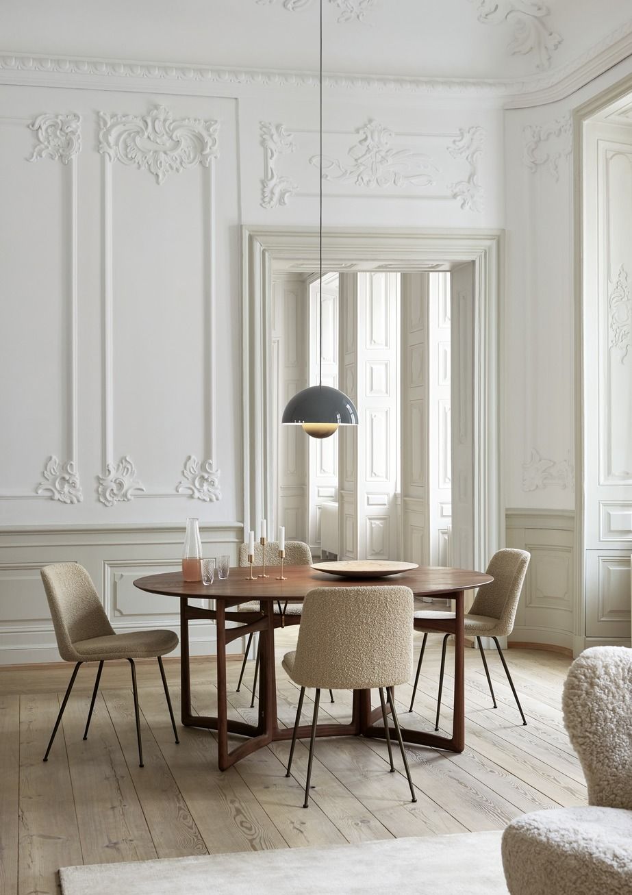 Runder AndTradition Drop Leaf HM6 Esstisch aus Holz mit Stühlen in einem eleganten Esszimmer.