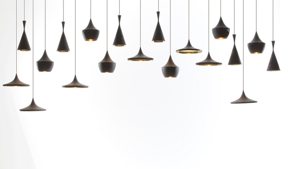 Weiße Tom Dixon Beat Tall LED Pendelleuchten in verschiedenen Formen und Höhen.