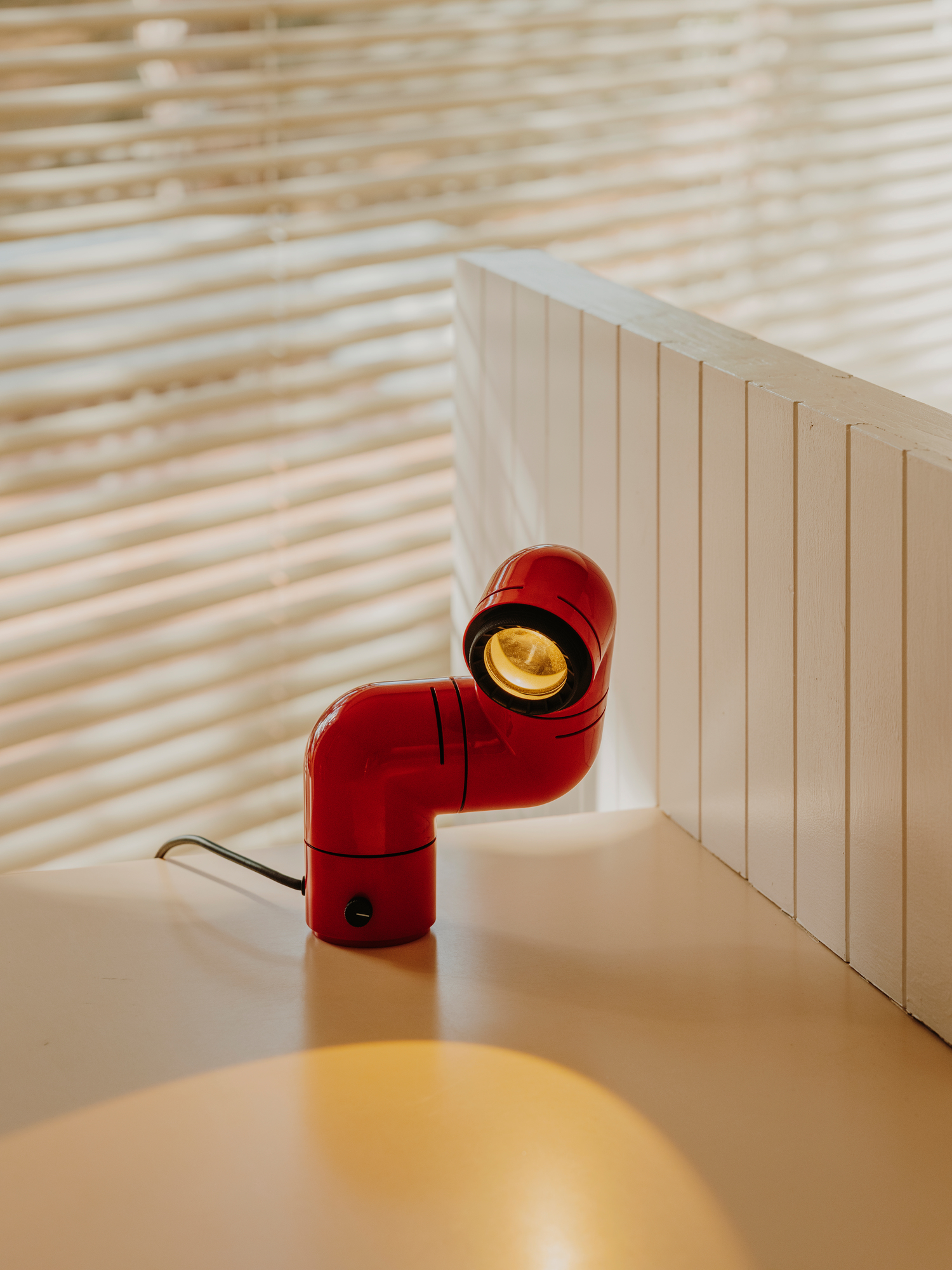 Rote Tatu Tischleuchte von Santa & Cole, modernes Design für Schreibtisch und Nachttisch.