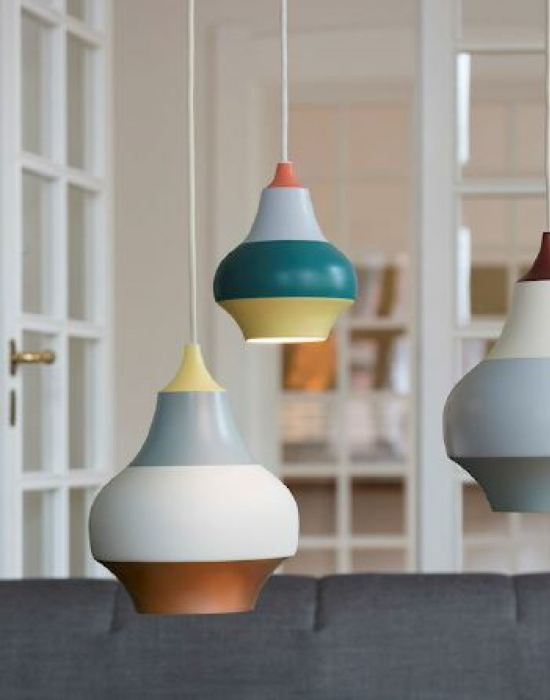 Mehrfarbige Pendelleuchten im Retro-Design hängen im Raum und sorgen für stilvolle Beleuchtung.