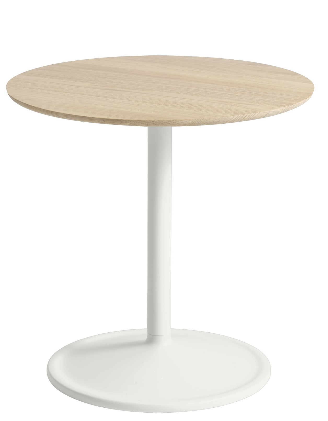 Muuto Soft Side Table Beistelltisch mit runder, heller Holzplatte und weißem, zylindrischem Fuß auf runder Basis.