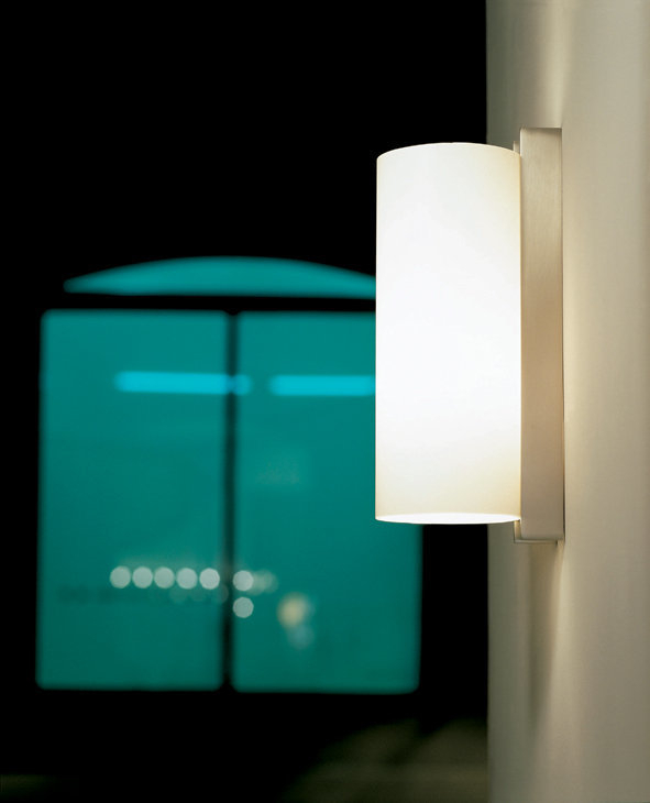 TMM Wandleuchte von Santa & Cole: Moderne, zylindrische Wandlampe aus Metall und Opalglas für stimmungsvolle Beleuchtung.