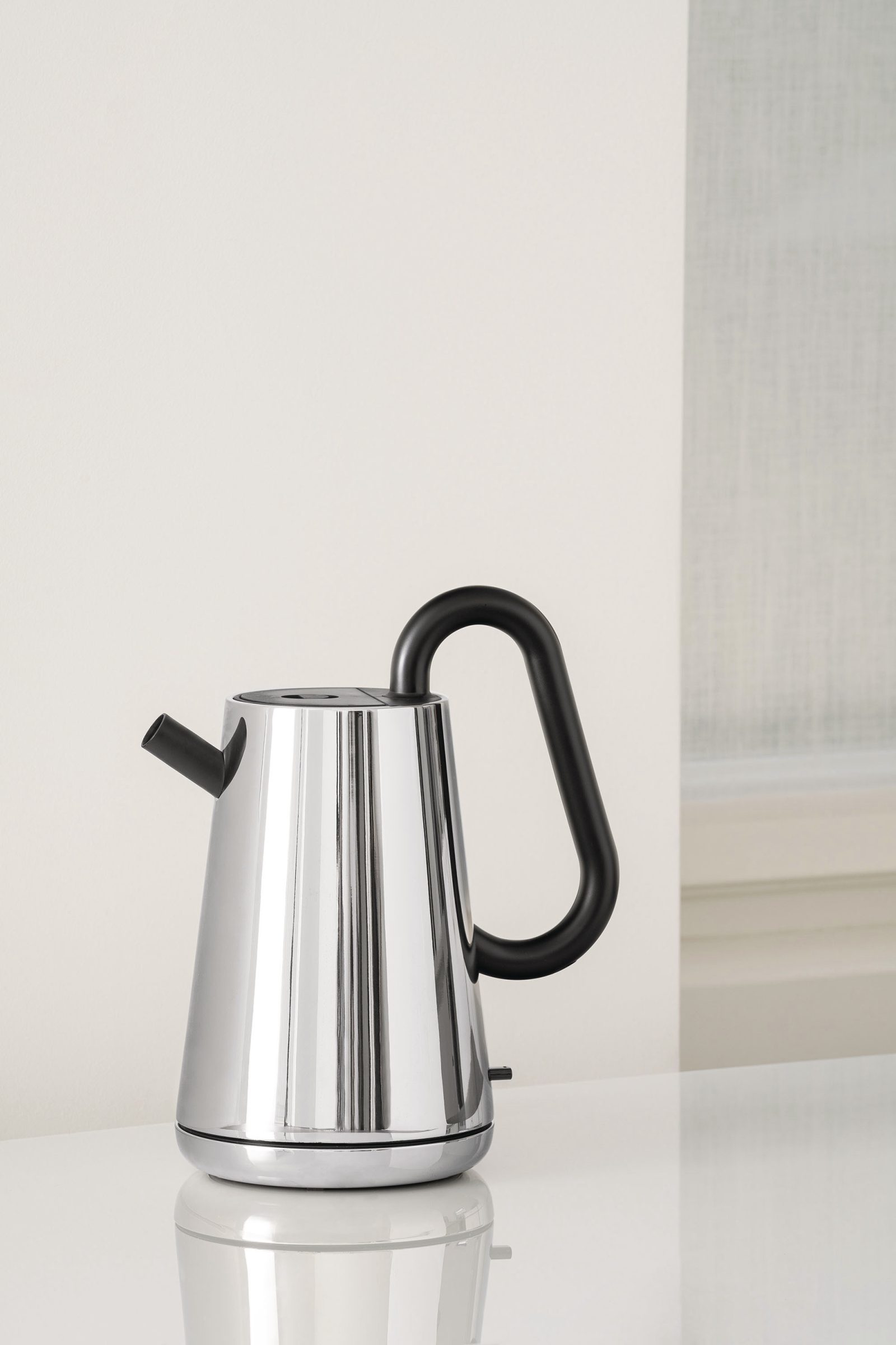 NE01 B Toru Wasserkocher von Alessi aus poliertem Edelstahl mit schwarzem Griff.