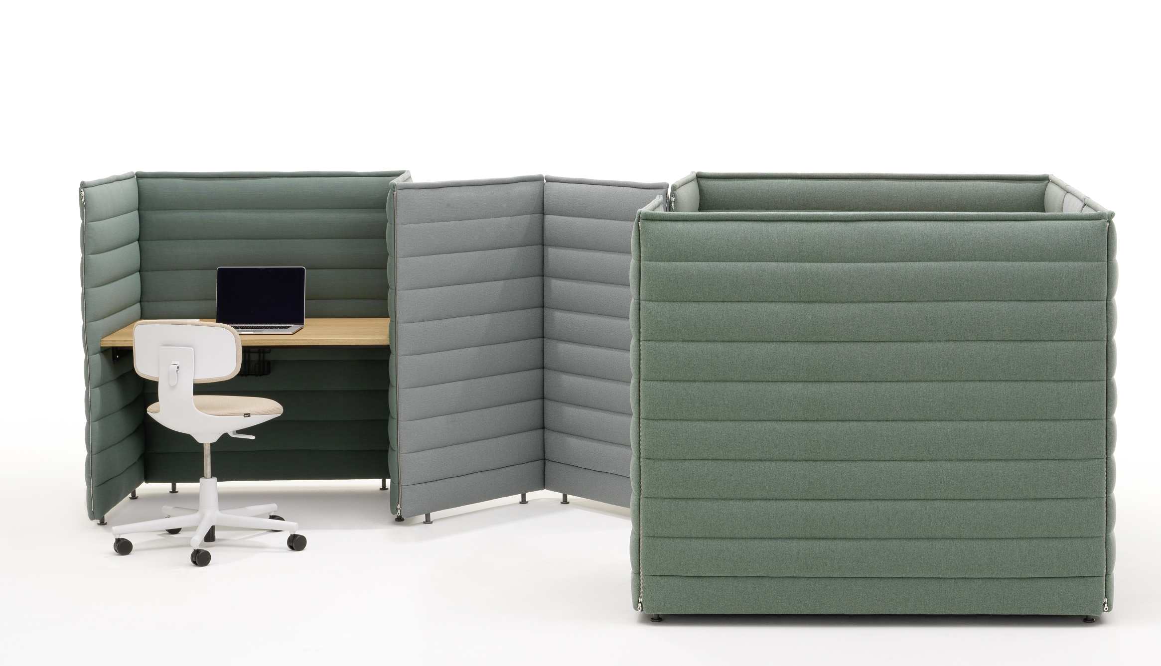 Vitra Alcove Plus Desk Medium Schreibtisch mit Bürostuhl und Laptop in moderner Büroumgebung.
