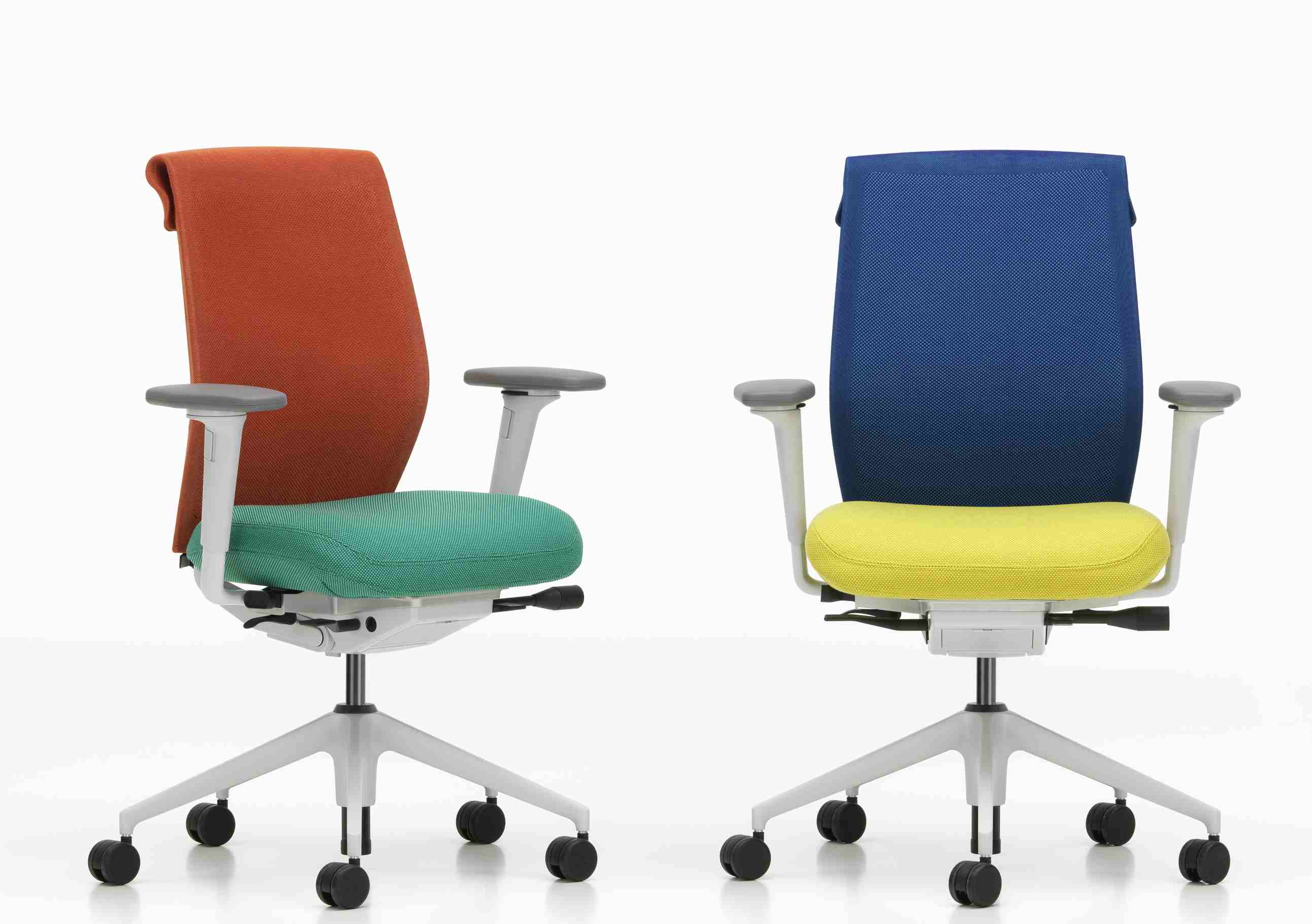 ID Cloud Bürodrehstuhl von Vitra, zwei farbenfrohe ergonomische Bürostühle mit Rollen und verstellbaren Armlehnen.