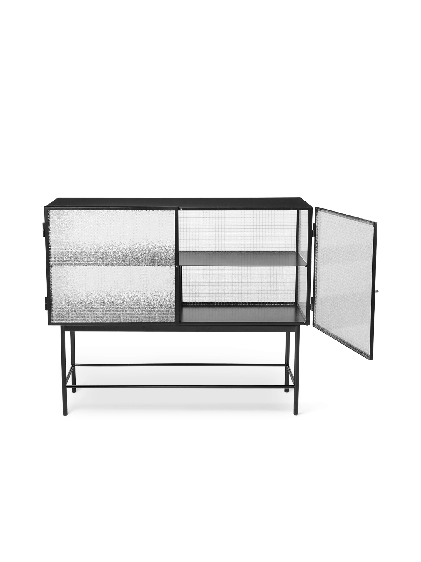 Schwarzes Haze Sideboard von Ferm Living mit geriffelten Glastüren und Metallgestell, eine Tür geöffnet.