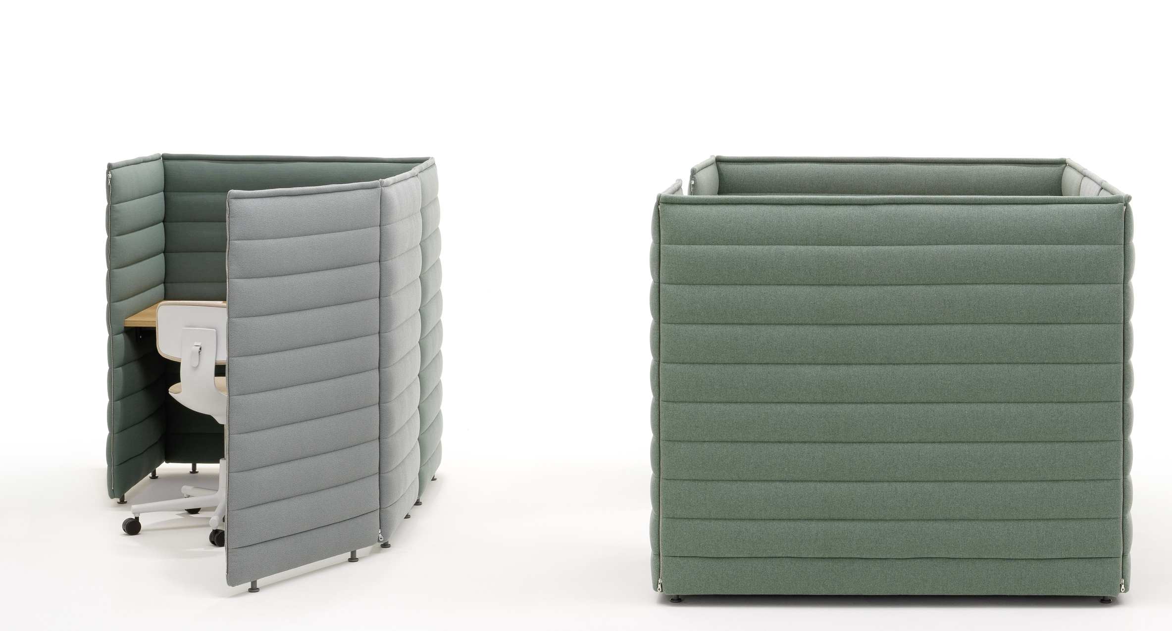 Vitra Alcove Plus Desk Small: Moderner, grauer Schreibtisch mit gepolsterten Wänden für Büro und Homeoffice.