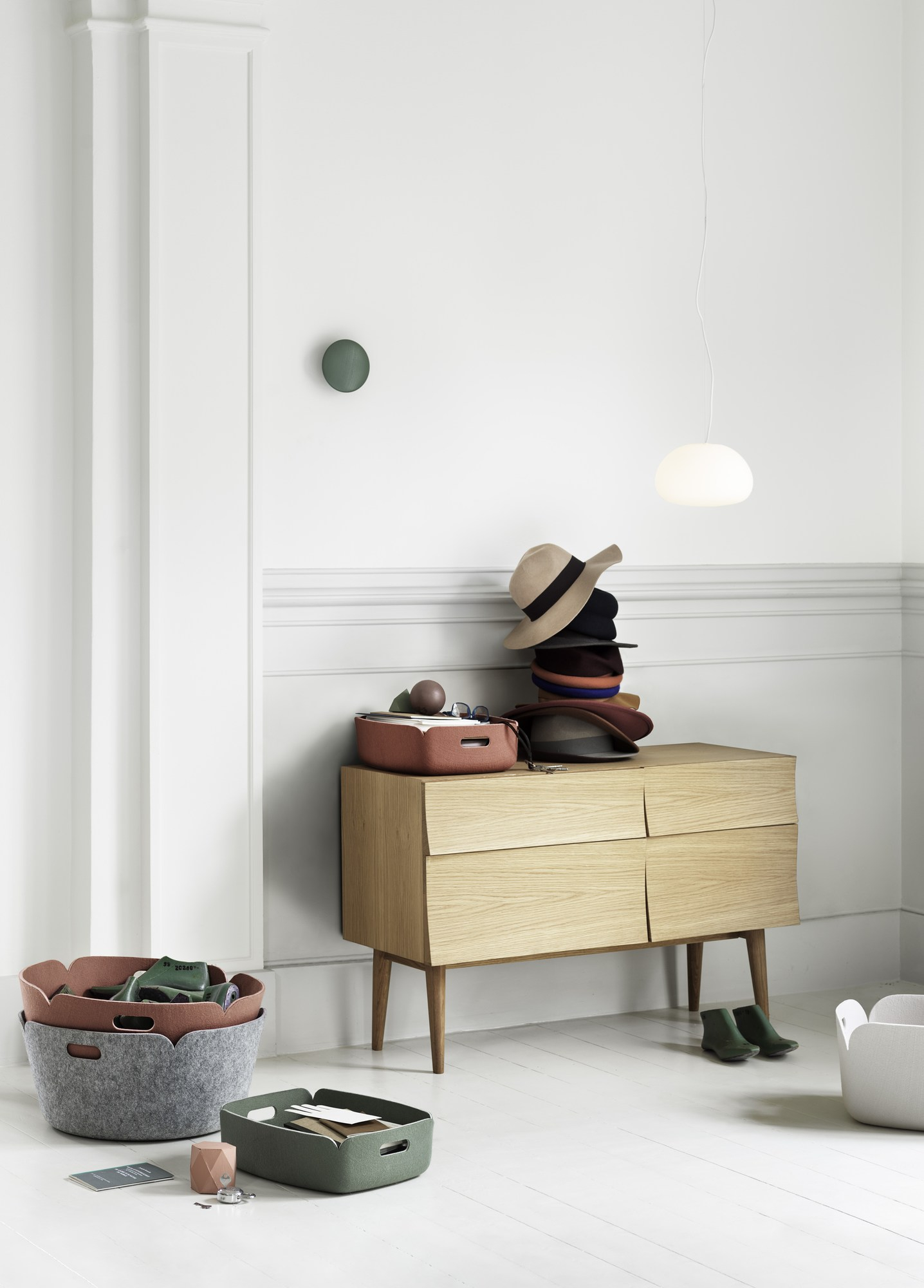 Muuto Restore Storage Basket Aufbewahrungskörbe in verschiedenen Farben im minimalistischen Wohnambiente, ideal für Ordnung und Dekoration.