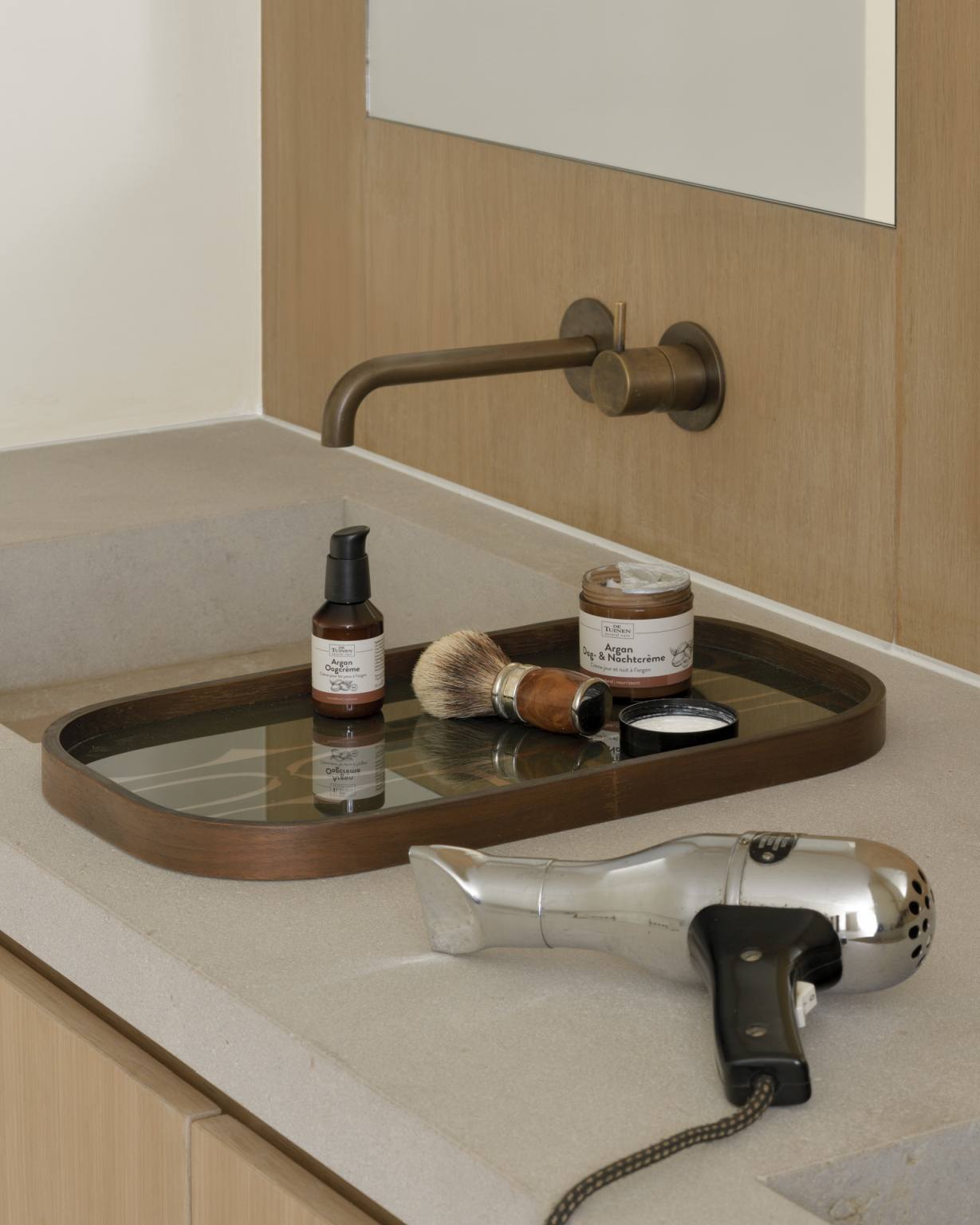 Second Nature Valet Trays Tablett rechteckig von Ethnicraft im Badezimmer mit Kosmetikprodukten und Föhn.