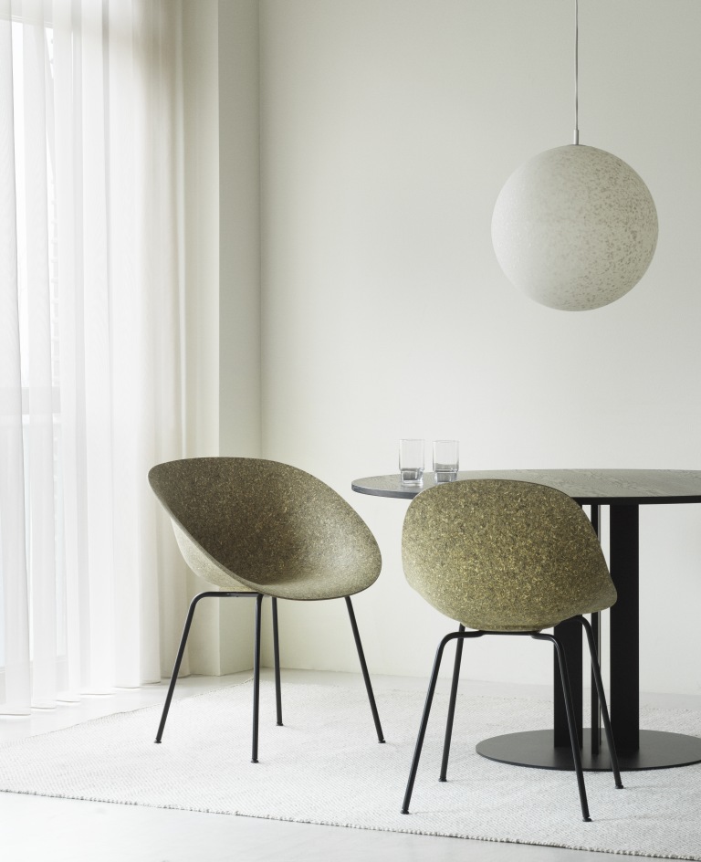Zwei Normann Copenhagen Mat Armchair Stühle mit Stahlgestell in olivgrün am Esstisch.