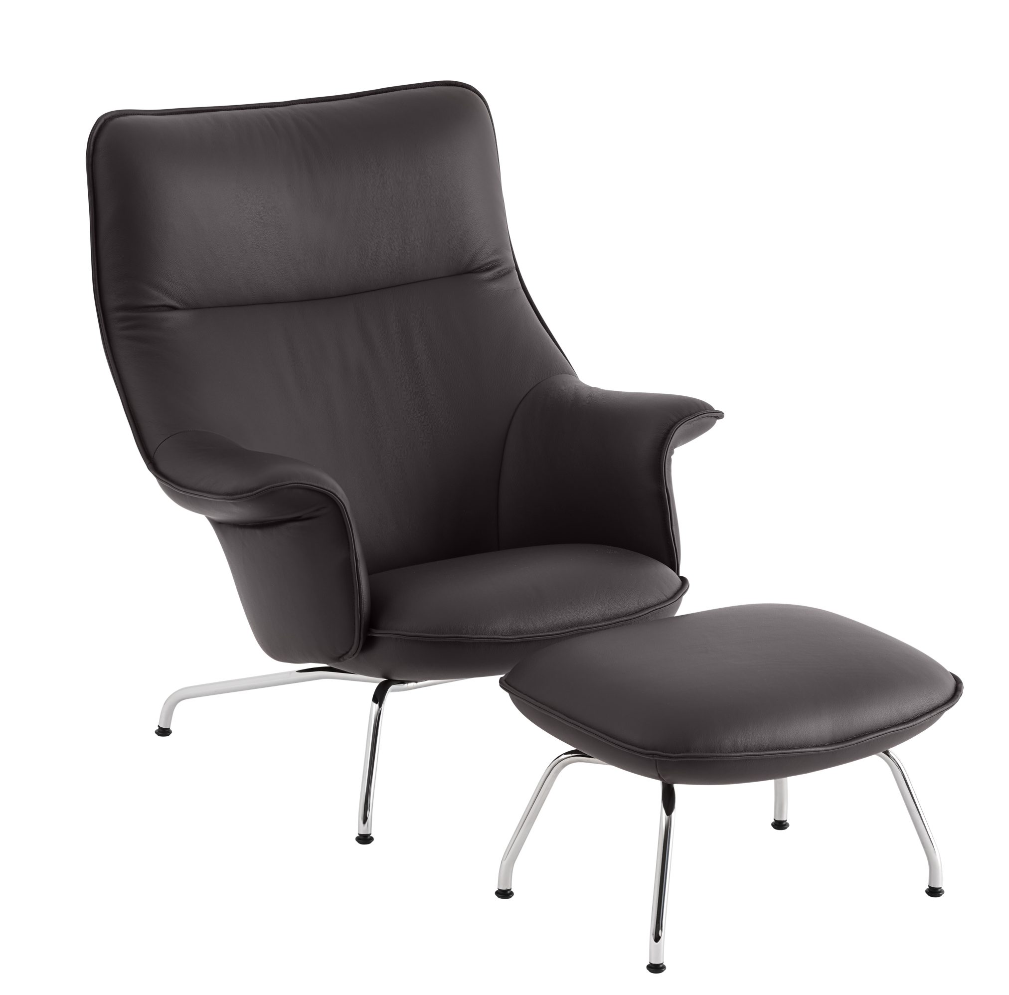 Muuto Doze Lounge Chair High Sessel mit Fußhocker, Lederbezug und Chromgestell, isoliert auf Weiß.