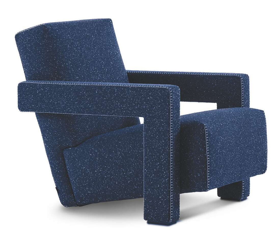 Blauer Cassina 637 Utrecht Sessel mit Stoffbezug und markanten Steppnähten im modernen Design.