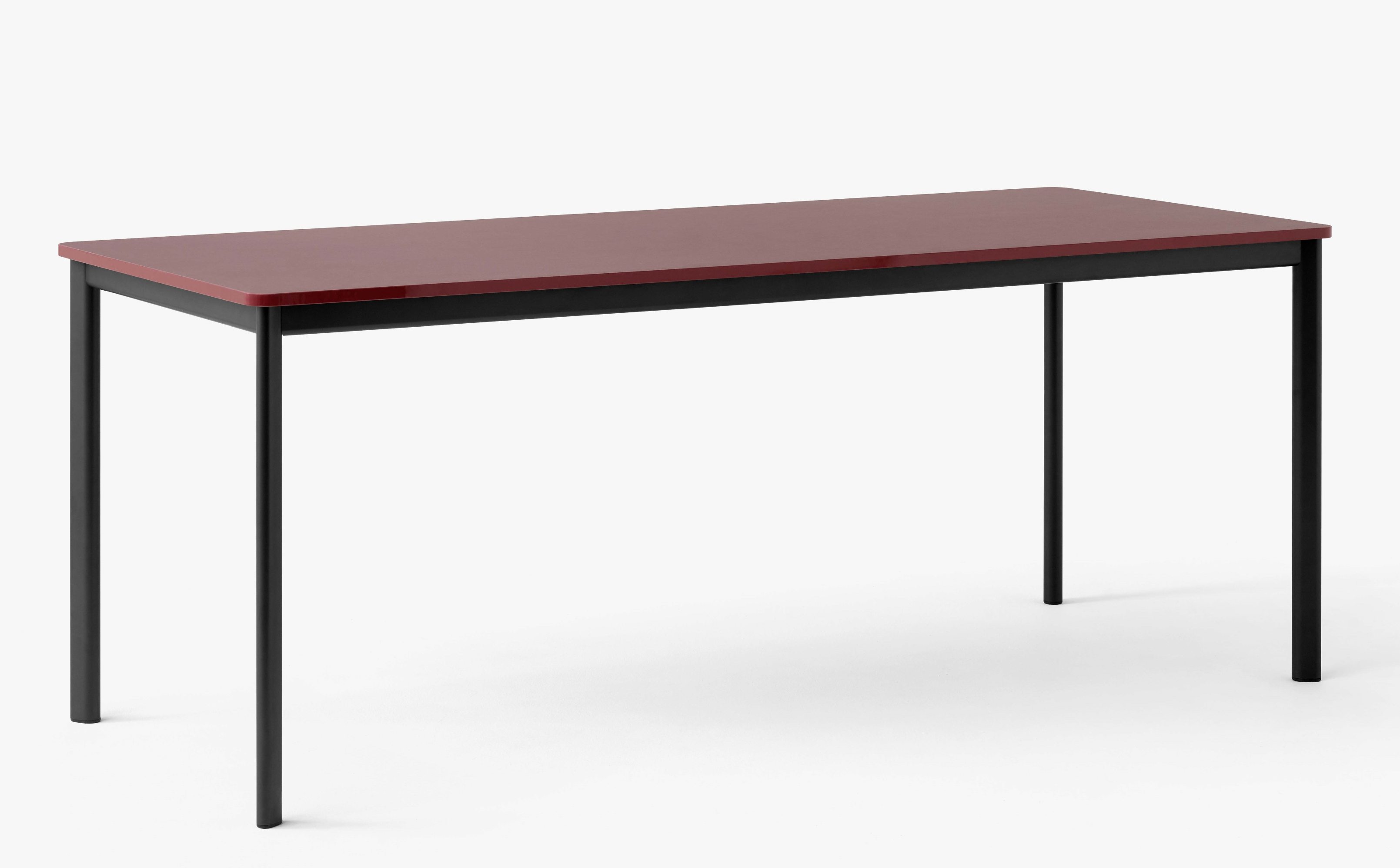 AndTradition Drip Table mit roter Tischplatte und schwarzem Metallgestell, minimalistisches Design für Büro oder Wohnzimmer.
