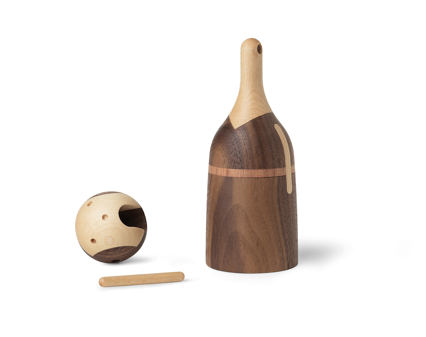 Kin Holzfigur Architectmade EINZELSTÜCK: Holzspielzeug bestehend aus Flasche, Kugel und Stab aus hellem und dunklem Holz.