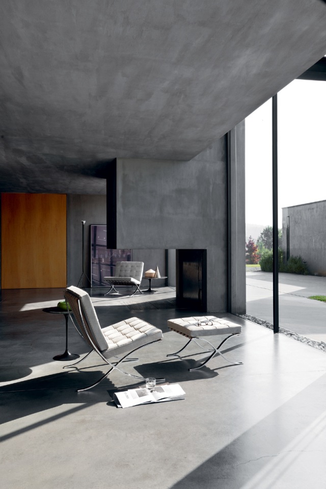 Barcelona Sessel Relax von Knoll International in modernem Wohnraum mit Betonboden und großem Fenster.
