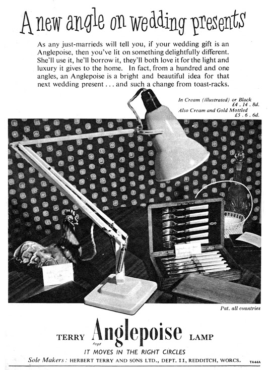 Schwarz-Weiß-Anzeige einer Vintage Anglepoise Lampe, ideal als Hochzeitsgeschenk, mit Besteckkasten und Dekoration.