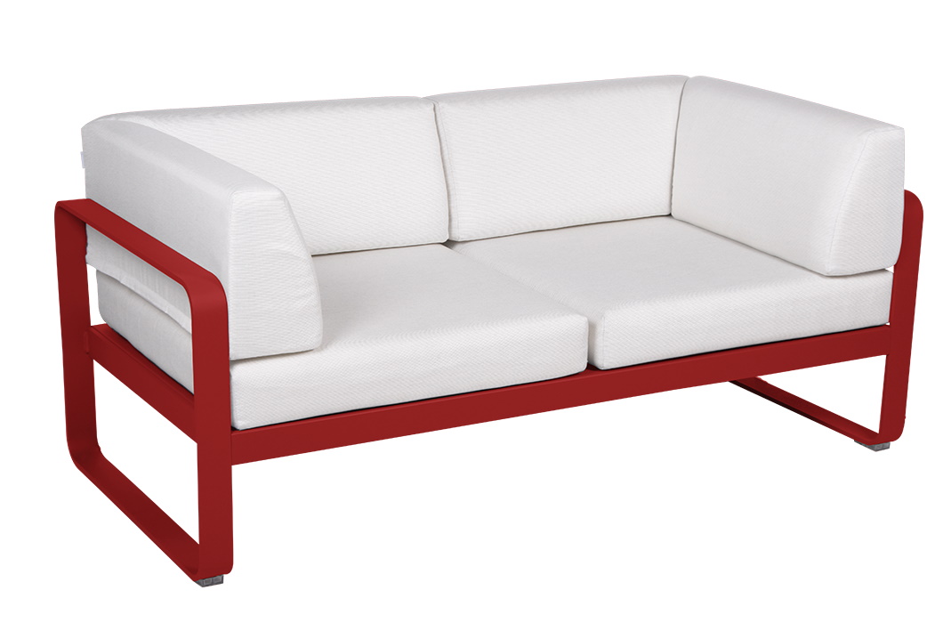 Bellevie Sofa von Fermob für den Außenbereich, Zweisitzer mit rotem Aluminiumrahmen und weißen Kissen.