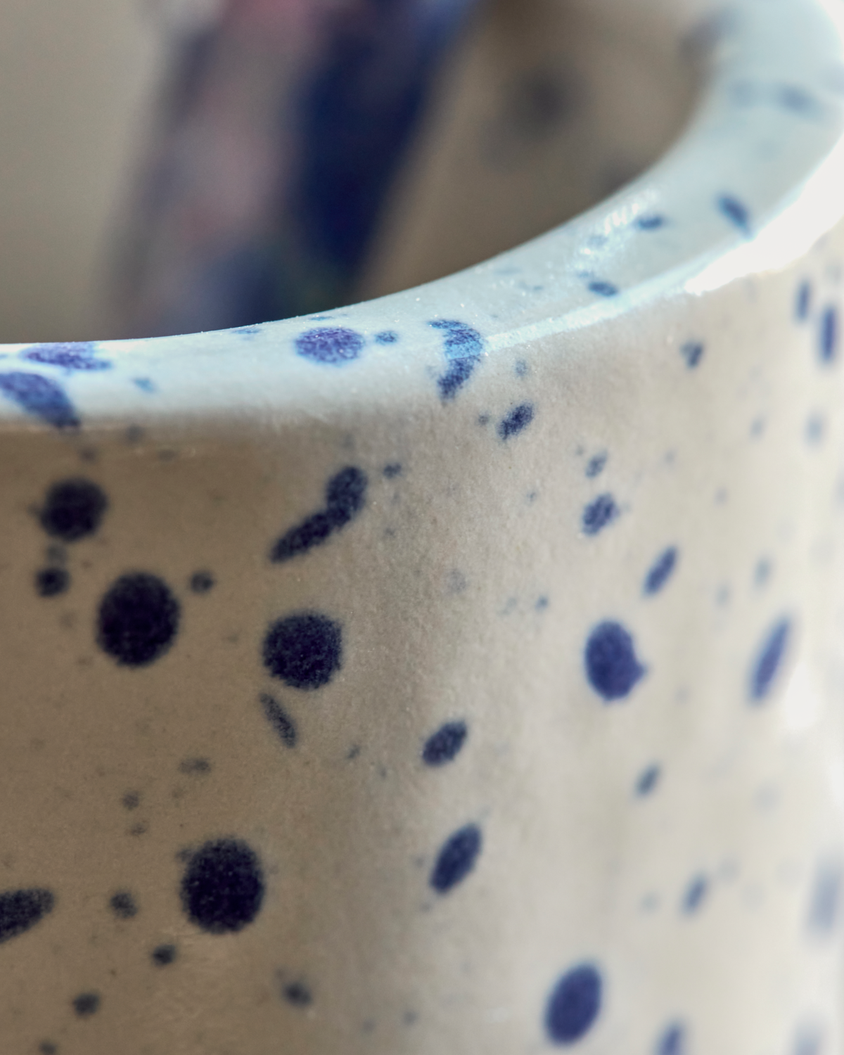 Detailaufnahme des House Doctor Organizer Sand: Keramik-Aufbewahrung mit blauen Sprenkeln für Büro oder Zuhause.