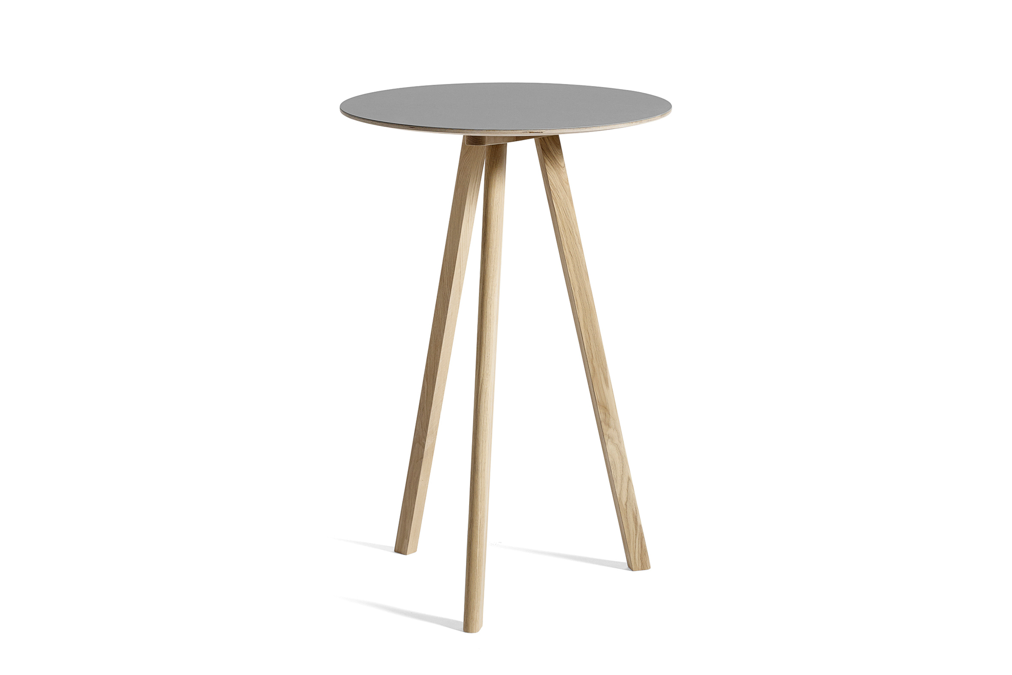 Hay Copenhague Stehtisch CPH 20 mit grauer Tischplatte und hellem Holzgestell, Durchmesser 70 cm.